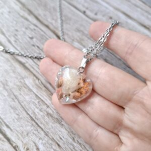 Kette mit Herz Anhänger aus echten Blumen