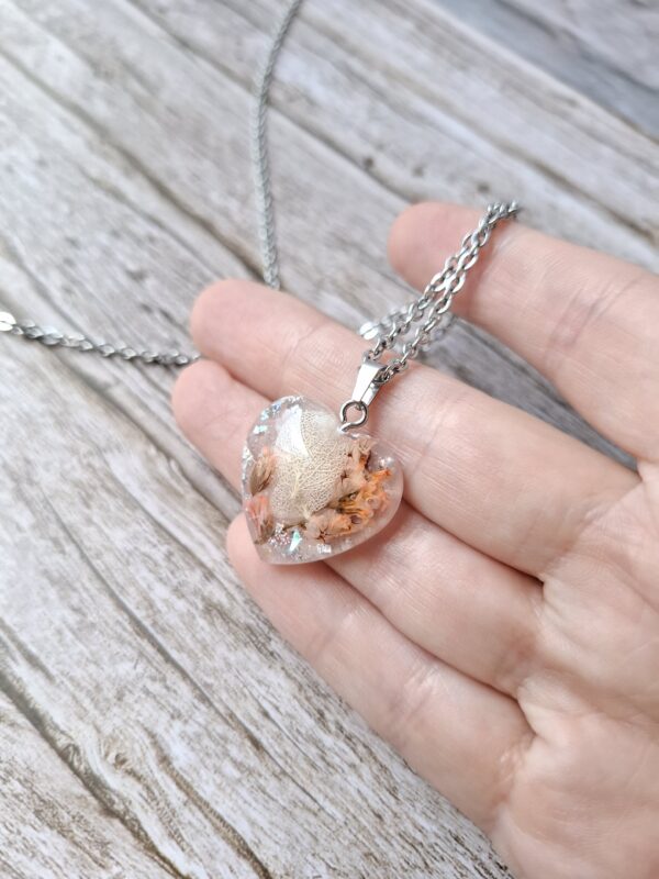 Kette mit Herz Anhänger aus echten Blumen
